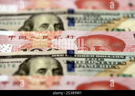 Viele Geldscheine der Volksrepublik China und der Vereinigten Staaten. PRC Yuan- und USD-Dollar-Banknoten aus nächster Nähe. Viele Geldscheine der Volksrepublik Stockfoto
