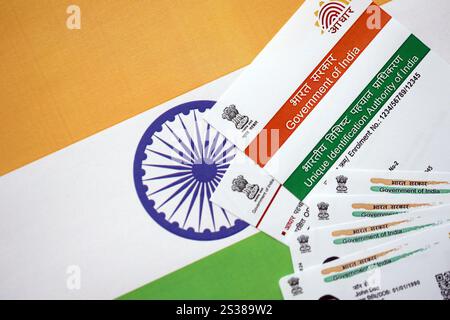 Indische Aadhaar-Karte von der Unique Identification Authority of India auf indischer Flagge Nahaufnahme Stockfoto