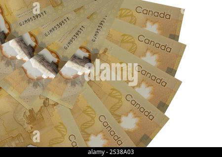 100 kanadische Dollarscheine liegen isoliert auf weißem Hintergrund und in Fächerform gestapelten Kopierraum aus nächster Nähe. Finanztransaktionen. 100 Stockfoto