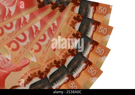 50 kanadische Dollarscheine liegen isoliert auf weißem Hintergrund und in Fächerform gestapelten Kopierraum aus nächster Nähe. Finanztransaktionen. 50 Stockfoto