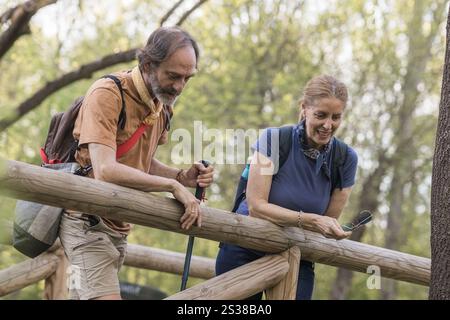 Erfahrene Wanderer erkunden die Natur und beobachten Biologie in madrid Stockfoto