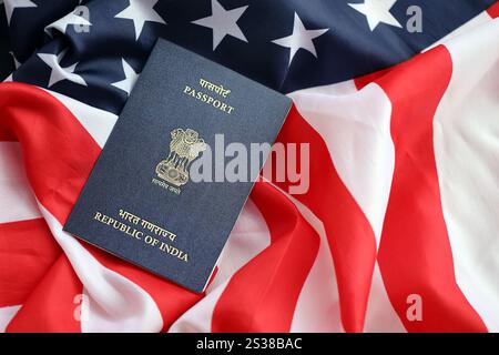 Blauer indischer Pass auf US-Nationalflagge Hintergrund Nahaufnahme. Tourismus und Diplomatie Stockfoto