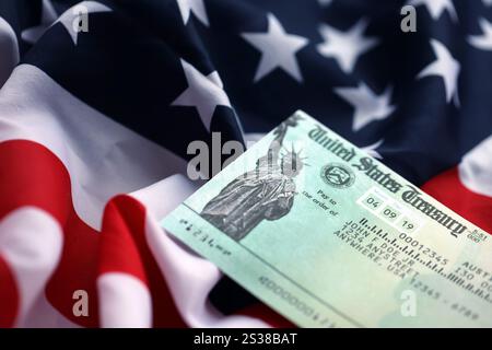 Rückerstattungsprüfung des US-Finanzministeriums bei der Nahaufnahme der amerikanischen Flagge. Stockfoto