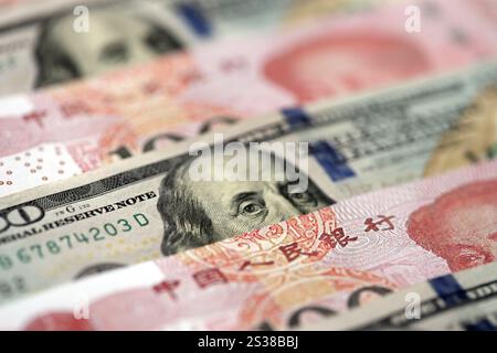 Viele Geldscheine der Volksrepublik China und der Vereinigten Staaten. PRC Yuan- und USD-Dollar-Banknoten aus nächster Nähe. Viele Geldscheine der Volksrepublik Stockfoto