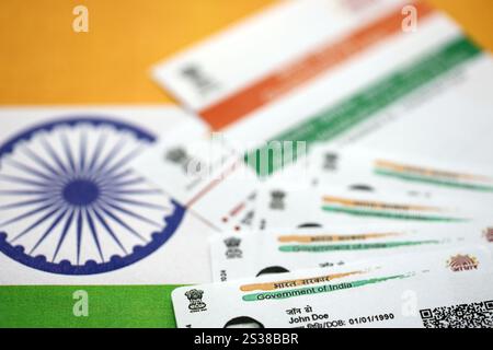 Indische Aadhaar-Karte von der Unique Identification Authority of India auf indischer Flagge Nahaufnahme Stockfoto