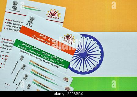 Indische Aadhaar-Karte von der Unique Identification Authority of India auf indischer Flagge Nahaufnahme Stockfoto