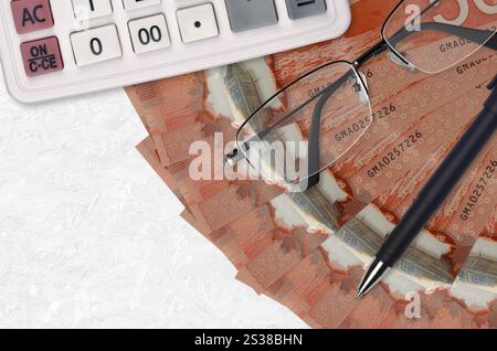 50 kanadische Dollar-Scheine Fan und Taschenrechner mit Brille und Stift. Geschäftsdarlehen oder Steuerzahlung Saisonkonzept. Finanzplanung. 50 Kanadier Stockfoto