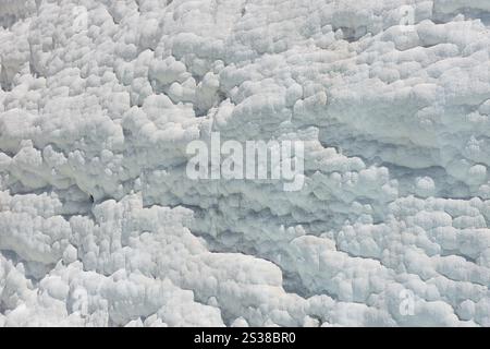 Textur der berühmten blauen Travertin-Pools und Terrassen von Pamukkale. Einzigartiges weißes Material für den truthahn. Textur des berühmten blauen Travertins von Pamukkale Stockfoto