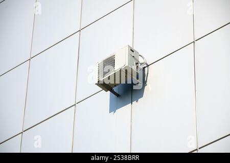 Klimaanlagen- und Lüftungssysteme an der Wand. Außenklimaeinheit an der Wand für Kühlräume. HLK-Klimaanlage Stockfoto