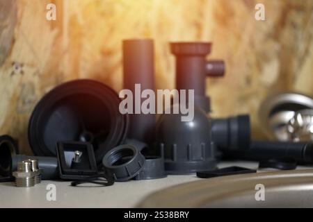 Klempner Werkzeuge und Wasserhahn bereit für die Installation in der Nähe des Waschbeckens auf der Arbeitsplatte in der Küche. Anschlüsse für die Installation des Wasserhahns für den Stockfoto