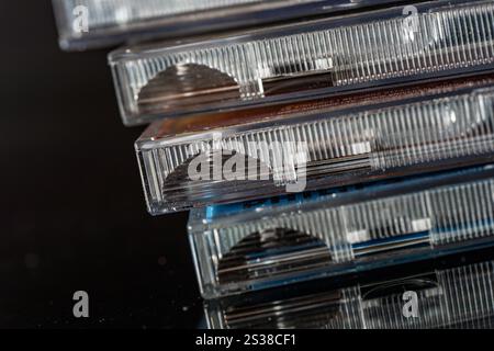 Nahaufnahme einer Detailansicht von CD-Covern und schwarzem Hintergrund Stockfoto