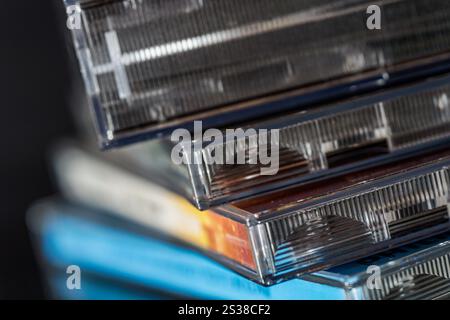 Nahaufnahme einer Detailansicht von CD-Covern und schwarzem Hintergrund Stockfoto