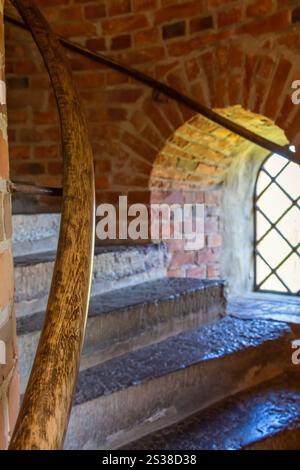 Holzgeländer in einer Treppe im alten Turm Stockfoto