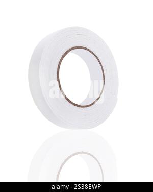 Rolle Abdeckband isoliert auf weißem Hintergrund. Rolle Abdeckband auf weiß Stockfoto