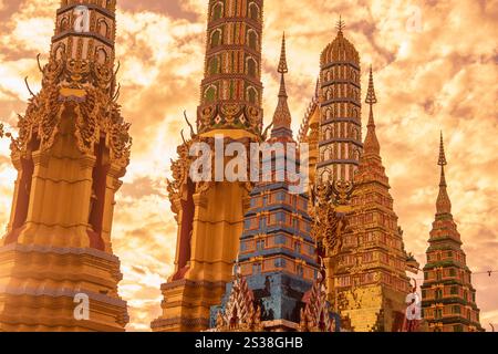 Ein Blick auf den Großen Buddha des Wat Paknam vom Wat Waramartaya Punthasatharam in Thonburi in der Stadt Bangkok in Thailand. Thailand, Bangkok, Stockfoto
