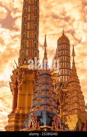 Ein Blick auf den Großen Buddha des Wat Paknam vom Wat Waramartaya Punthasatharam in Thonburi in der Stadt Bangkok in Thailand. Thailand, Bangkok, Stockfoto