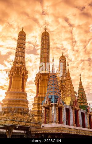 Ein Blick auf den Großen Buddha des Wat Paknam vom Wat Waramartaya Punthasatharam in Thonburi in der Stadt Bangkok in Thailand. Thailand, Bangkok, Stockfoto