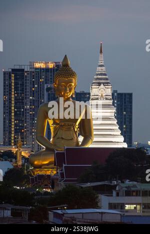 Ein Blick auf den Großen Buddha im Paknam Tempel in Thonburi in der Stadt Bangkok in Thailand. Thailand, Bangkok, 4. Dezember 2023. THAILAND BANGKOK Stockfoto