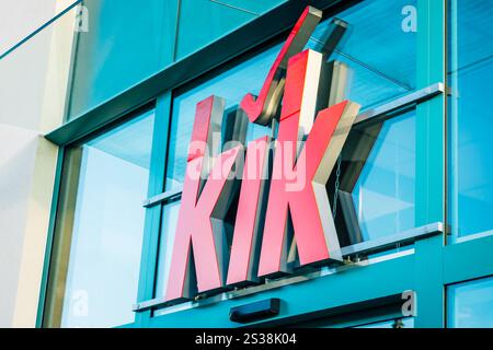 Trebic, Tschechische Republik - 28. Dezember 2024: Logo KIK der größten Textildiscounter-Kette in Europa Stockfoto
