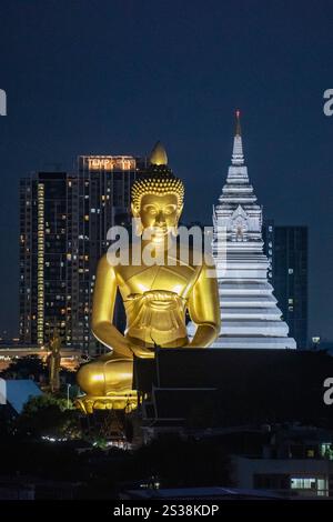 Ein Blick auf den Großen Buddha im Paknam Tempel in Thonburi in der Stadt Bangkok in Thailand. Thailand, Bangkok, 4. Dezember 2023. THAILAND BANGKOK Stockfoto