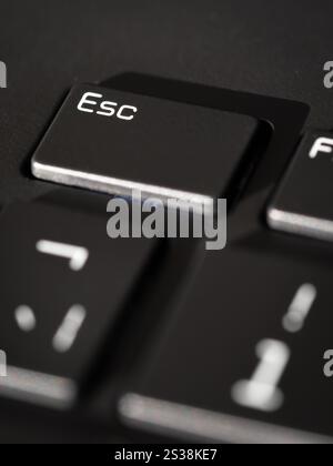 Eine Nahaufnahme eines Escape-Schlüssels auf einem Laptop Stockfoto