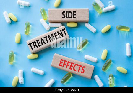 Symbol für Nebenwirkungen der Behandlung. Concept Words-Nebenwirkungen an Holzblöcken. Schöner blauer Hintergrund mit Pillen. Gesundheitswesen und Side Treatm Stockfoto