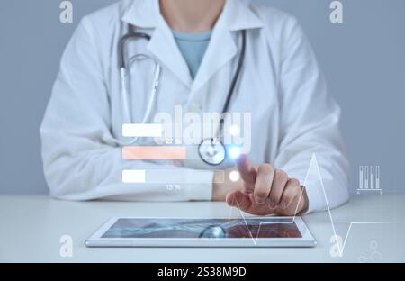 Doktor berührt moderne virtuelle Schnittstelle. Versicherungskonzept, Ausbildung, KI in der modernen Medizin. Stockfoto