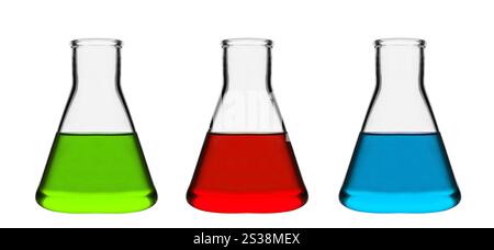 Chemische Laborkolben mit Flüssigkeit isoliert auf weißem Hintergrund. Chemische Laborkolben mit Flüssigkeit Stockfoto