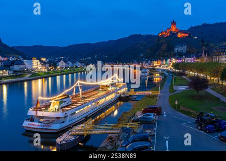 Cochem, Deutschland, 16.11.2024, Kaiserburg von Cochem und Mosel bei Dämmerung Stockfoto