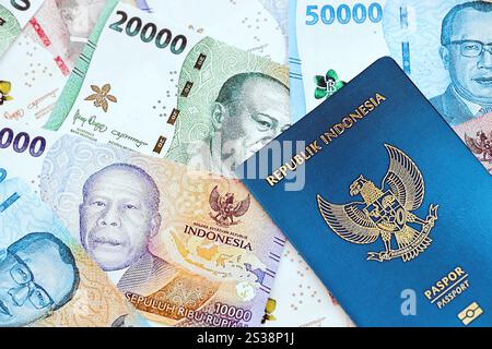 Indonesien-Pass und viele indonesische Rupiah-Geldscheine aus nächster Nähe. Indonesien Pass und viele indonesische Rupiah Geldscheine Stockfoto