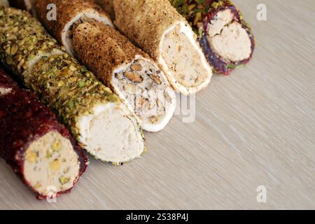 Rollen türkischer Delikatessen mit vielen verschiedenen Aromen und Füllungen aus nächster Nähe auf dem Tisch der Händler Markt Basar mit Kopierraum. türkische Brötchen Stockfoto
