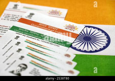 Indische Aadhaar-Karte von der Unique Identification Authority of India auf indischer Flagge Nahaufnahme Stockfoto