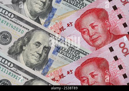 Viele Geldscheine der Volksrepublik China und der Vereinigten Staaten. PRC Yuan- und USD-Dollar-Banknoten aus nächster Nähe. Viele Geldscheine der Volksrepublik Stockfoto