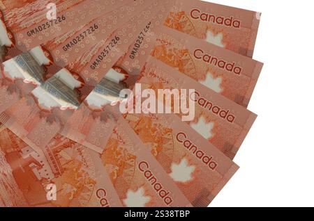 50 kanadische Dollarscheine liegen isoliert auf weißem Hintergrund und in Fächerform gestapelten Kopierraum aus nächster Nähe. Finanztransaktionen. 50 Stockfoto