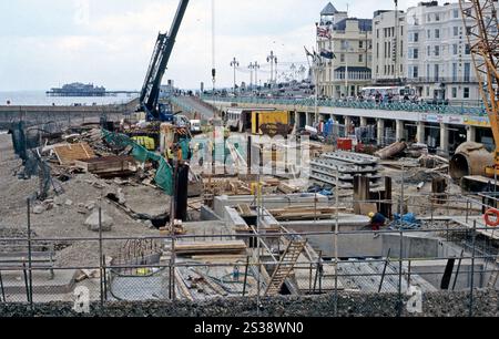 Bau von unterirdischen Sturmentwässerungsarbeiten an der Kings Road in der Nähe des Piers in Brighton, East Sussex, England, Großbritannien um 1995. In den 1990er Jahren wurde entlang des Brighton Beach ein riesiger Regenwasserabfluss mit Tunnelbaumaschinen gebaut, der breit genug war, um ein Fahrzeug durchzufahren. Ziel war es, die Verschmutzung bei Sturmbedingungen zu stoppen. Brighton and Hove verfügt über ein umfangreiches System von viktorianischen Abwasserkanälen, darunter Notstürme, die rohes Abwasser freisetzen konnten, bis diese großen Ingenieurarbeiten abgeschlossen waren. Das Wasser fällt nun über einen 100-Fuß-Schacht in einen neuen Lagertunnel. Stockfoto