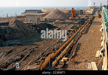 Bau von unterirdischen Sturmentwässerungsarbeiten an der Kings Road in der Nähe des Piers in Brighton, East Sussex, England, Großbritannien um 1995. In den 1990er Jahren wurde entlang des Brighton Beach ein riesiger Regenwasserabfluss mit Tunnelbaumaschinen gebaut, der breit genug war, um ein Fahrzeug durchzufahren. Ziel war es, die Verschmutzung bei Sturmbedingungen zu stoppen. Brighton and Hove verfügt über ein umfangreiches System von viktorianischen Abwasserkanälen, darunter Notstürme, die rohes Abwasser freisetzen konnten, bis diese großen Ingenieurarbeiten abgeschlossen waren. Das Wasser fällt nun über einen 100-Fuß-Schacht in einen neuen Lagertunnel. Stockfoto