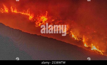 Malibu, Kalifornien, USA. Januar 2025. Das Feuer brach am 7. Januar 2025 aus, wie vom PCH (Pacific Coast Highway) in der wohlhabenden Stadt Pacific Palisades am Rande von Malibu, CA, zu sehen war, weil die Santa Ana-Winde ungewöhnlich stark waren, die 100 KM/H überschritten hatten (Credit Image: © Amy Katz/ZUMA Press Wire). Nicht für kommerzielle ZWECKE! Stockfoto