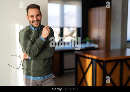 Glücklicher, gutaussehender Millennial-Mann, der in die Ferne blickt, träumt, meditiert, um die Zukunft zu visualisieren Stockfoto