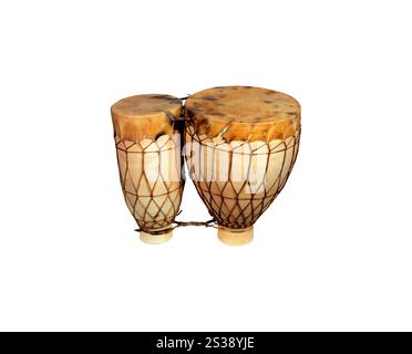 Hochwertiges Bild von alten Bongotrommeln aus Holz mit natürlichen Hautschüppchen, isoliert auf weißem Hintergrund. Traditionelle Bongofässer aus Holz isoliert Stockfoto