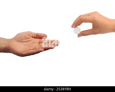 Nahaufnahme von zwei Händen, die eine gibt der anderen eine Pille, isoliert auf weißem Hintergrund mit Kopierraum. Hand, die einer anderen Hand eine Pille anbietet Stockfoto