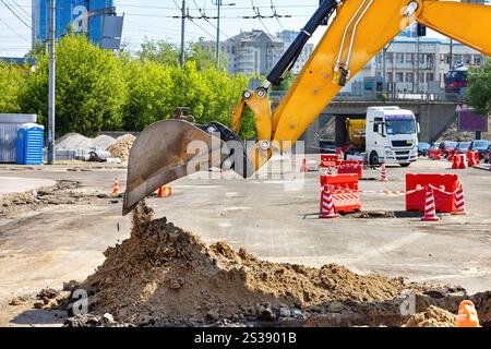 Schwere Maschinen, die eine städtische Baustelle in einen neuen Entwicklungsraum verwandeln Stockfoto