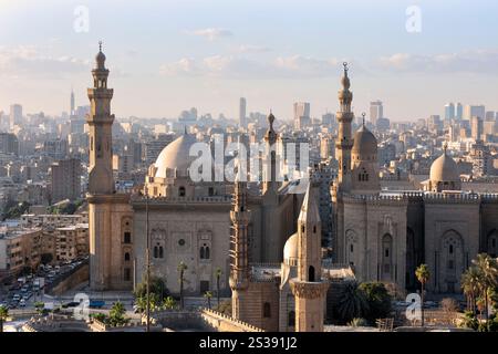 Aus der Vogelperspektive von Kairo, Ägyptens Skyline an einem trüben Tag, vor der Moschee Madrasa Sultan Hassan und Al Rifai Moschee Stockfoto