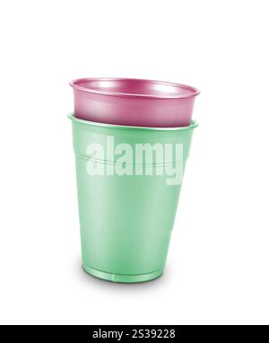 Zwei Plastikbecher isoliert auf weißem Hintergrund. Zwei Kunststoffbecher isoliert Stockfoto