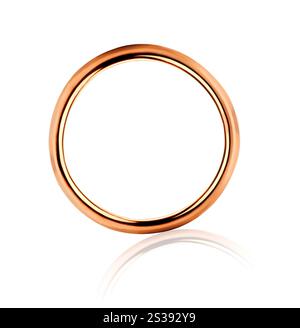 Einsamer goldener Ehering isoliert in der Nahaufnahme Stockfoto