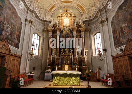 Cortina d'Ampezzo, Italien - 6. September 2024: Hauptaltar der Basilika Parrocchiale SS. Filippo e Giacomo in Cortina d'Ampezzo, Provinz Belluno, Ven Stockfoto