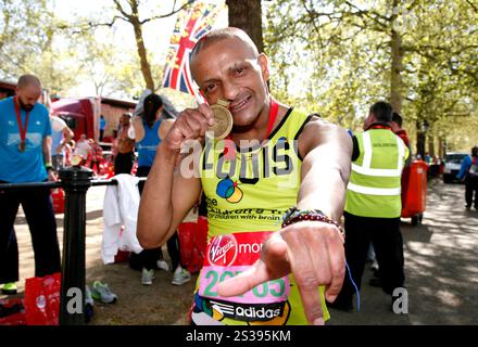 Louis Mariette beendet den Virgin Money London Marathon 2014 am 13. April 2014 Stockfoto