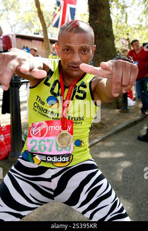 Louis Mariette beendet den Virgin Money London Marathon 2014 am 13. April 2014 Stockfoto