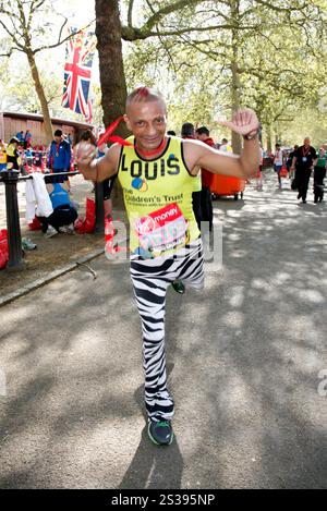 Louis Mariette beendet den Virgin Money London Marathon 2014 am 13. April 2014 Stockfoto