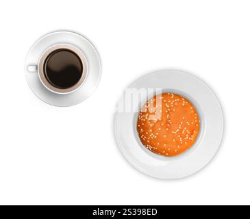 Kaffee mit Brötchen auf weißem Hintergrund. Kaffee mit Brötchen Stockfoto