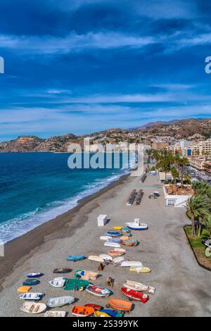 Almunecar Spanien San Cristobal Strand mit Booten Costa del Sol Mittelmeer Andalusien Stockfoto